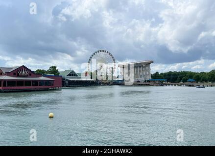 Myrtle Beach, SC / USA - 1. September 2021: Blick auf den See auf die WonderWorks Attraktion am Broadway at the Beach in Myrtle Beach Stockfoto