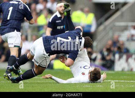 Fraser Brown aus Schottland ist während des Six Nations-Spiels im Twickenham Stadium, London, für ein Tip-Tackle auf Elliot Daly aus England gelbkardet. Bilddatum: 11. März 2017. Bildnachweis sollte lauten: Lynne Cameron/Sportimage via PA Images Stockfoto