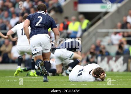 Fraser Brown aus Schottland ist während des Six Nations-Spiels im Twickenham Stadium, London, für ein Tip-Tackle auf Elliot Daly aus England gelbkardet. Bilddatum: 11. März 2017. Bildnachweis sollte lauten: Lynne Cameron/Sportimage via PA Images Stockfoto