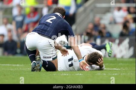 Fraser Brown aus Schottland ist während des Six Nations-Spiels im Twickenham Stadium, London, für ein Tip-Tackle auf Elliot Daly aus England gelbkardet. Bilddatum: 11. März 2017. Bildnachweis sollte lauten: Lynne Cameron/Sportimage via PA Images Stockfoto