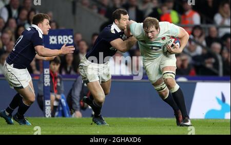 Tim Visser aus Schottland und Joe Launchbury aus England während des Six Nations-Spiels im Twickenham Stadium, London. Bilddatum: 11. März 2017. Bildnachweis sollte lauten: Lynne Cameron/Sportimage via PA Images Stockfoto