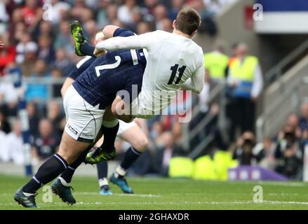 Fraser Brown aus Schottland ist während des Six Nations-Spiels im Twickenham Stadium, London, für ein Tip-Tackle auf Elliot Daly aus England gelbkardet. Bilddatum: 11. März 2017. Bildnachweis sollte lauten: Lynne Cameron/Sportimage via PA Images Stockfoto