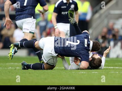 Fraser Brown aus Schottland ist während des Six Nations-Spiels im Twickenham Stadium, London, für ein Tip-Tackle auf Elliot Daly aus England gelbkardet. Bilddatum: 11. März 2017. Bildnachweis sollte lauten: Lynne Cameron/Sportimage via PA Images Stockfoto