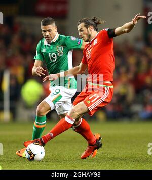 Gareth Bale aus Wales und Jonathan Walters aus der Republik Irland während der Gruppe-D-Weltmeisterschaft im Aviva Stadium, Dublin. Bilddatum: 24. März 2017. Bildnachweis sollte lauten: Matt McNulty/Sportimage via PA Images Stockfoto