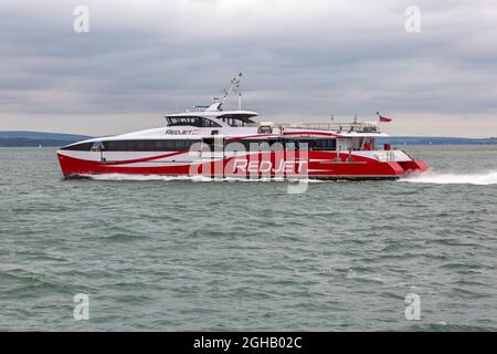 Red Jet 6 fährt im August nach Southampton, Hampshire, Großbritannien - Redjet 6 Stockfoto