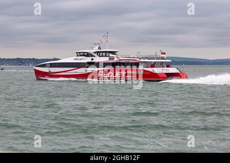 Red Jet 6 fährt im August nach Southampton, Hampshire, Großbritannien - Redjet 6 Stockfoto