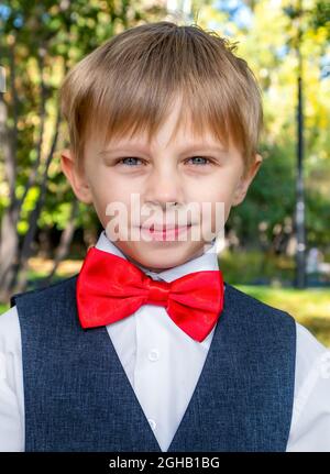 Porträt eines kleinen Jungen im Sommerpark Stockfoto