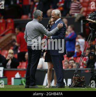 Jose MourInhous Manager von Manchester United begrüßt den ehemaligen Manager, jetzt MUTV-Experte Ron Atkinson, während des Spiels der englischen Premier League im Old Trafford Stadium in Manchester. Bilddatum: 21. Mai 2017. PIC Credit sollte lauten: Simon Bellis/Sportimage via PA Images Stockfoto