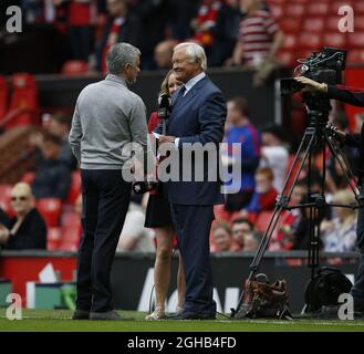 Jose MourInhous Manager von Manchester United begrüßt den ehemaligen Manager, jetzt MUTV-Experte Ron Atkinson, während des Spiels der englischen Premier League im Old Trafford Stadium in Manchester. Bilddatum: 21. Mai 2017. PIC Credit sollte lauten: Simon Bellis/Sportimage via PA Images Stockfoto