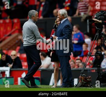 Jose MourInhous Manager von Manchester United begrüßt den ehemaligen Manager, jetzt MUTV-Experte Ron Atkinson, während des Spiels der englischen Premier League im Old Trafford Stadium in Manchester. Bilddatum: 21. Mai 2017. PIC Credit sollte lauten: Simon Bellis/Sportimage via PA Images Stockfoto