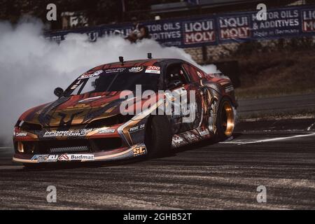 05-08-2021 Riga, Lettland Sportauto driftet auf dem Boden. Stockfoto