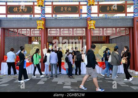 Peking, China. September 2021. Menschen besuchen den Bereich der altehrwürdigen Marken während der China International Fair for Trade in Services (CIFTIS) in Peking, der Hauptstadt Chinas, am 6. September 2021. Quelle: Xu Qin/Xinhua/Alamy Live News Stockfoto