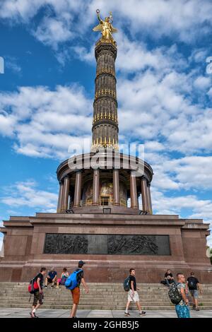 Berlin, Deutschland - 31. Juli 2021: Siegessäule mit Skulptur von Victoria, der römischen Siegesgöttin, Wahrzeichen der Stadt Stockfoto