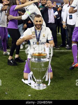 Karim Benzema von Real Madrid feiert die Trophäe beim Champions-League-Finale im Fürstentum Stadium in Cardiff. Bilddatum: 3. Juni 2017. Bildnachweis sollte lauten: David Klein/Sportimage via PA Images Stockfoto