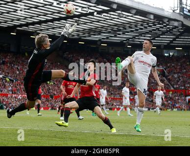 Robbie Keane erzielt das zweite Tor für die Allstars hinter Edwin Van De Saar beim Michael Carrick Testimonial Match im Old Trafford Stadium, Manchester. Bilddatum: 4. Juni 2017. Bildnachweis sollte lauten: Simon Bellis/Sportimage via PA Images Stockfoto