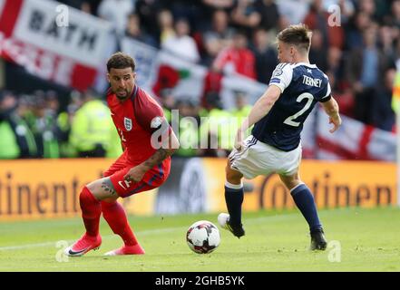 Der schottische Kieran Tierney tusselt sich mit dem englischen Kyle Walker während des FIFA-WM-Qualifikationsspiels im Hampden Park Stadium, Glasgow Bilddatum 10. Juni 2017. Bildnachweis sollte lauten: David Klein/Sportimage via PA Images Stockfoto