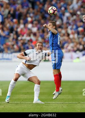 Der Franzose Lucas Digne tobt mit dem Engländerin Harry Kane während des Freundschaftsspiel im Stade De France Stadium, Paris Bilddatum 13. Juni 2017. Bildnachweis sollte lauten: David Klein/Sportimage via PA Images Stockfoto