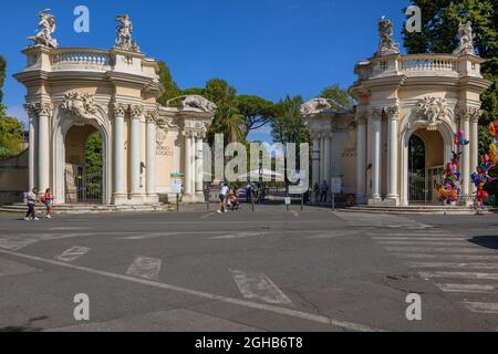 Rom, Italien - 8. September 2020: Zoologischer Garten Bioparco di Roma (Giardino Zoologico), Eingang zum Zoo von den Gärten der Villa Borghese. Stockfoto