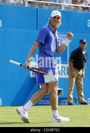 Denis Shapovalov feiert während der Aegon Championships im Queen's Club, London. Bild Datum 19. Juni 2017. Bildnachweis sollte lauten: David Klein/Sportimage via PA Images Stockfoto