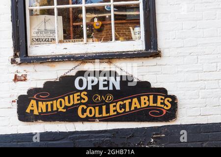 Open Antiques and collectibles sign, Roggen, East sussex, uk Stockfoto