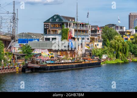 Berlin, Deutschland - 30. Juli 2021: Holzmarkt kreatives urbanes Dorf, Gemeinschaftsprojekt am Spreeufer Stockfoto