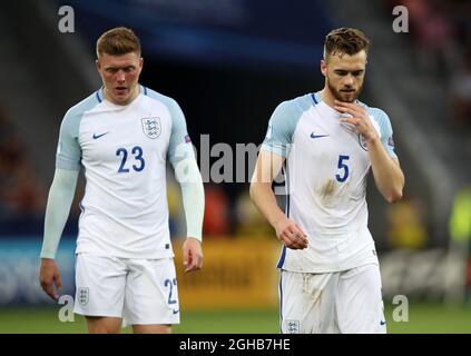 Englands Calum Chambers mit Alfie Mawson während des UEFA Under 21 Halbfinales im Stadion Miejski Tychy in Tychy. Bild Datum 27. Juni 2017. Bildnachweis sollte lauten: David Klein/Sportimage via PA Images Stockfoto