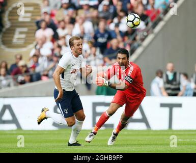 Tottenhams Harry Kane tuselt mit Juventus Gianluigi Buffon während des Vorsaison-Spiels im Wembley Stadium, London. Bild Datum 5. August 2017. Bildnachweis sollte lauten: David Klein/Sportimage via PA Images Stockfoto