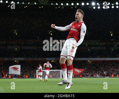 Aaron Ramsey von Arsenal feiert das dritte Tor seiner Mannschaft während des Premier-League-Spiels im Emirates Stadium, London. Bild Datum 11. August 2017. Bildnachweis sollte lauten: David Klein/Sportimage via PA Images Stockfoto