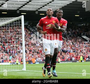 Anthony Martial von Manchester United feiert den dritten Treffer seiner Mannschaft während des Premier-League-Spiels im Old Trafford Stadium, Manchester. Bild Datum 13. August 2017. Bildnachweis sollte lauten: David Klein/Sportimage via PA Images Stockfoto