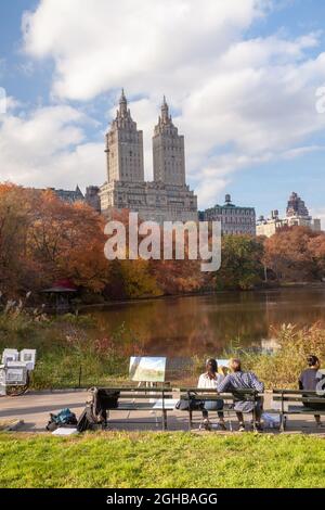 Herbst im Central Park, Upper West Manhattan in der Herbstsaison mit strahlend schönen Farben und El Dorado Wohngebäude im Hintergrund. Stockfoto