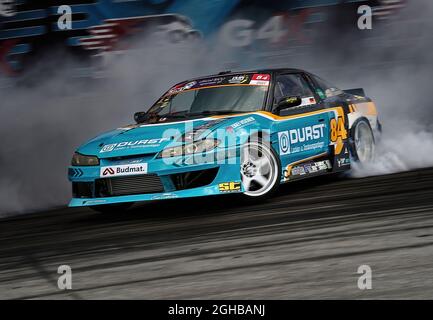 05-08-2021 Riga, Lettland Sportauto driftet auf dem Boden. Stockfoto