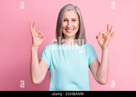 Foto von kühlen Holunder grau Frisur Dame zeigen okey Zeichen tragen teal Bluse isoliert auf rosa Farbe Hintergrund Stockfoto