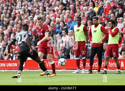 Die Liverpooler Divock Origi, Emre Can und Mohamed Salah sehen während des Premier-League-Spiels im Anfield Stadium, Liverpool, unbeeindruckt aus. Bild Datum 19. August 2017. Bildnachweis sollte lauten: David Klein/Sportimage via PA Images Stockfoto