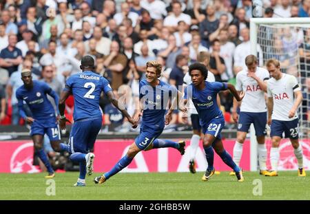 Chelsea's Marcos Alonso feiert das Tor seiner Seite beim ersten Ligaspiel im Wembley Stadium, London. Bilddatum 20. August 2017. Bildnachweis sollte lauten: David Klein/Sportimage via PA Images Stockfoto