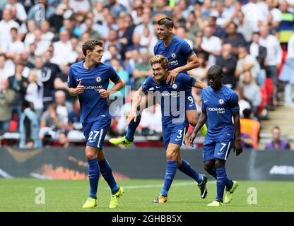 Chelsea's Marcos Alonso feiert das Tor seiner Seite beim ersten Ligaspiel im Wembley Stadium, London. Bilddatum 20. August 2017. Bildnachweis sollte lauten: David Klein/Sportimage via PA Images Stockfoto