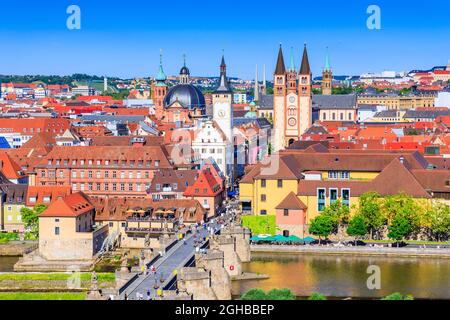 Würzburg, Deutschland. Skyline der Altstadt mit den Türmen der St. Kilian Kathedrale, der Neumünster Kirche und der Marienkapelle. Stockfoto