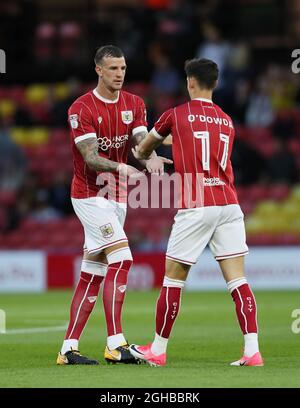 Aden Flint von Bristol City mit Callum OÕDowda beim Carabao-Pokalspiel im Vicarage Road Stadium, Watford. Bild Datum 22. August 2017. Bildnachweis sollte lauten: David Klein/Sportimage via PA Images Stockfoto