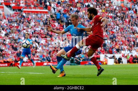 Mohamed Salah (R) aus Liverpool schießt beim Ligaspiel im Anfield Stadium, Liverpool, beim Tor an Rob Holding von Arsenal vorbei. Bild Datum 27. August 2017. Bildnachweis sollte lauten: Paul Thomas/Sportimage via PA Images Stockfoto