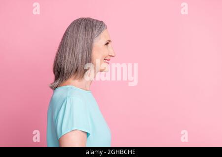 Profil Foto von niedlichen älteren grau Frisur Dame suchen leeren Raum tragen blaue Bluse isoliert auf rosa Farbe Hintergrund Stockfoto