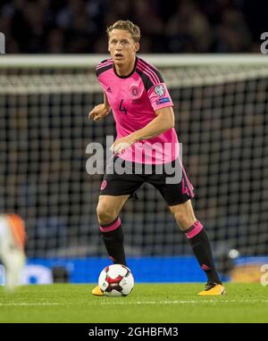 Christophe Berra aus Schottland während des Spiels der Qualifying Group F im Hampden Park Stadium, Glasgow. Bilddatum: 5. Oktober 2017. Bildnachweis sollte lauten: Craig Watson/Sportimage via PA Images Stockfoto