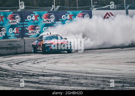 05-08-2021 Riga, Lettland Sportauto driftet auf dem Boden. Stockfoto