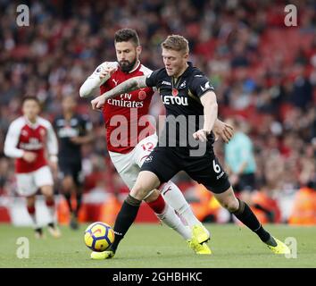 Olivier Giroud von Arsenal tünchelt mit Alfie Mawson von Swansea während des Premier-League-Spiels im Emirates Stadium in London. Bild Datum 28. Oktober 2017. Bildnachweis sollte lauten: David Klein/Sportimage via PA Images Stockfoto