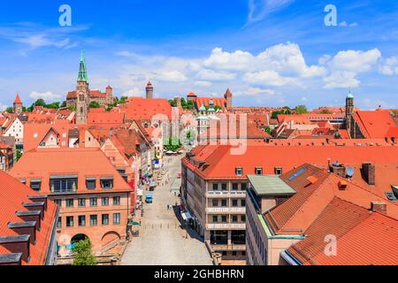Nürnberg, Deutschland. Die Dächer der Altstadt mit der Kaiserburg im Hintergrund. Stockfoto