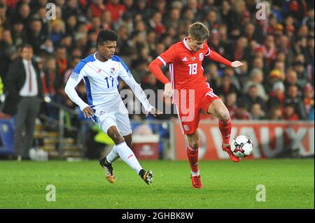 David Brooks aus Wales und Luis Ovalle aus Panama während des Internationalen Freundschaftsspiel zwischen Wales und Panama im Cardiff City Stadium, Cardiff. Bild Datum 14. November 2017. Bildnachweis sollte lauten: Joe Perch/Sportimage via PA Images Stockfoto