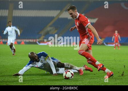 Ryan Hedges aus Wales und der Panamakasten, der sich während des Internationalen Freundschaftsspiel zwischen Wales und Panama im Cardiff City Stadium in Cardiff aufhalten konnte. Bild Datum 14. November 2017. Bildnachweis sollte lauten: Joe Perch/Sportimage via PA Images Stockfoto