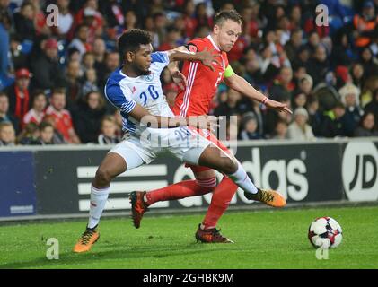 Chris Gunter von Wales und Ricardo Avila von Panama während des Internationalen Freundschaftsspiel zwischen Wales und Panama im Cardiff City Stadium, Cardiff. Bild Datum 14. November 2017. Bildnachweis sollte lauten: Joe Perch/Sportimage via PA Images Stockfoto