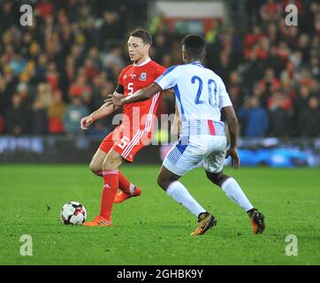 James Chester von Wales und Ricardo Avila von Panama während des Internationalen Freundschaftsspiel zwischen Wales und Panama im Cardiff City Stadium, Cardiff. Bild Datum 14. November 2017. Bildnachweis sollte lauten: Joe Perch/Sportimage via PA Images Stockfoto