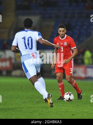 Neil Taylor aus Wales und Ricardo Buitrago aus Panama während des Internationalen Freundschaftsspiel zwischen Wales und Panama im Cardiff City Stadium, Cardiff. Bild Datum 14. November 2017. Bildnachweis sollte lauten: Joe Perch/Sportimage via PA Images Stockfoto