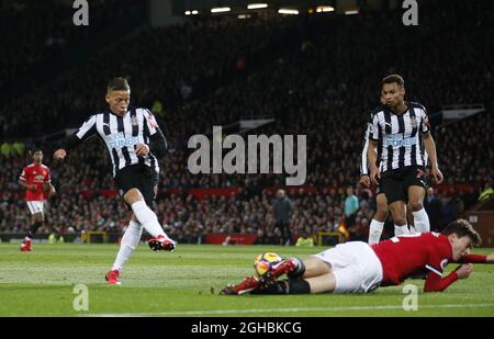 Dwight Gayle aus Newcastle United erzielt das erste Tor während des Premier-League-Spiels im Old Trafford Stadium, Manchester. Bild Datum 18. November 2017. Bildnachweis sollte lauten: Simon Bellis/Sportimage via PA Images Stockfoto