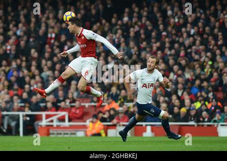 Laurent Koscielny von Arsenal führt den Ball vor Harry Kane von Tottenham während des Premier-League-Spiels zwischen Arsenal und Tottenham im Emirates Stadium in London an. Bild Datum 18. November 2017. Bildnachweis sollte lauten: Joe Perch/Sportimage via PA Images Stockfoto